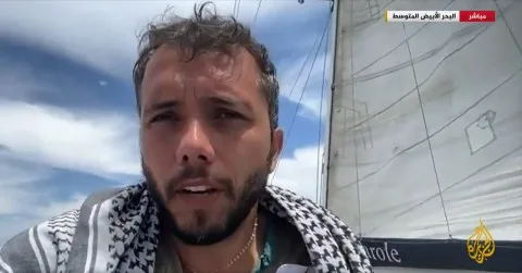 ناشط من سفينة ‘مادلين’ يبدأ إضراباً عن الطعام