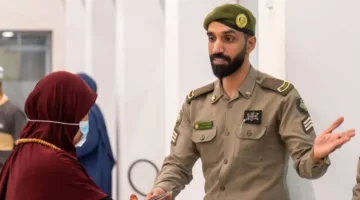 عيون مليئة بالرضا وابتسامة صادقة