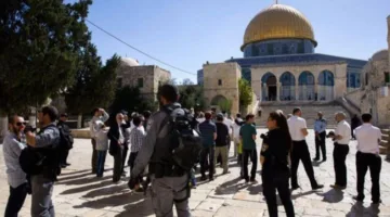 عشرات من المستوطنين يهاجمون المسجد الأقصى تحت حماية قوات الاحتلال