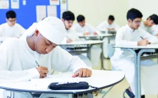 طلاب الصف الثاني عشر: الفيزياء من المنهج الدراسي.. وخمس أسئلة تقيم المهارات وتختبر الفهم