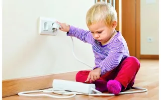5 مخاطر تهدد الأطفال في المنازل نتيجة إهمال الأهل