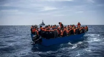 إنهاء أزمة 40 فردًا بعد العثور على قارب هجرة غير قانونية معطل في البحر.
