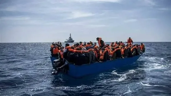 إنهاء أزمة 40 فردًا بعد العثور على قارب هجرة غير قانونية معطل في البحر.