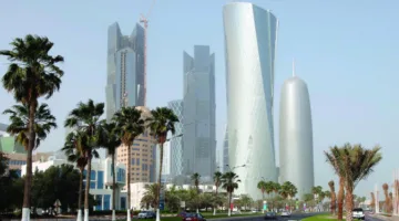 أجواء حارة خلال النهار على الساحل مع غبار عالق في البحر
