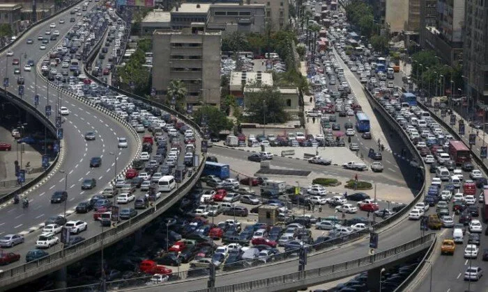 تعرف على مسارك: ازدحامات مرورية متغيرة في معظم طرق وميادين القاهرة والجيزة
