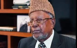مطار دبي يكرّم أحد أول الزوار للإمارة في بادرة إنسانية.