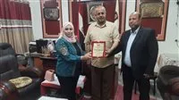 تتويج الفائزة بالمركز الأول في مسابقة الأخصائي المتميز بمحافظة الوادي الجديد