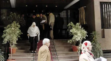 ما الذي يجعلك تتحمل هذه المشكلة؟.. سيدة تستشير زوجة شقيقها بشأن ملابسها أمام “الأسرة”