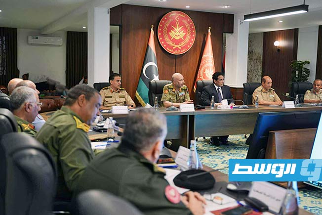 اجتماع المنفي مع قادة عسكريين لبحث الأوضاع الأمنية في طرابلس، 11 يونيو 2025. (المجلس الرئاسي)