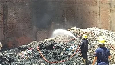 حريق ضخم يلتهم نفايات المصانع في المحلة الكبرى دون وقوع إصابات حريق ضخم يلتهم نفايات المصانع في المحلة الكبرى دون وقوع إصابات