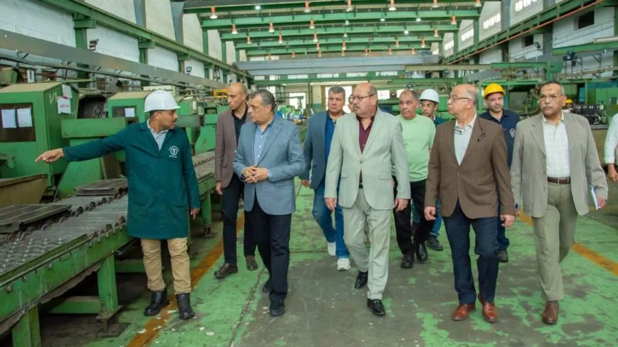 وزير الدولة للإنتاج الحربي يراقب مراحل الإنتاج في شركة حلوان للصناعات الهندسية (المصنع 99 الحربي) وزير الدولة للإنتاج الحربي يراقب مراحل الإنتاج في شركة حلوان للصناعات الهندسية (المصنع 99 الحربي)