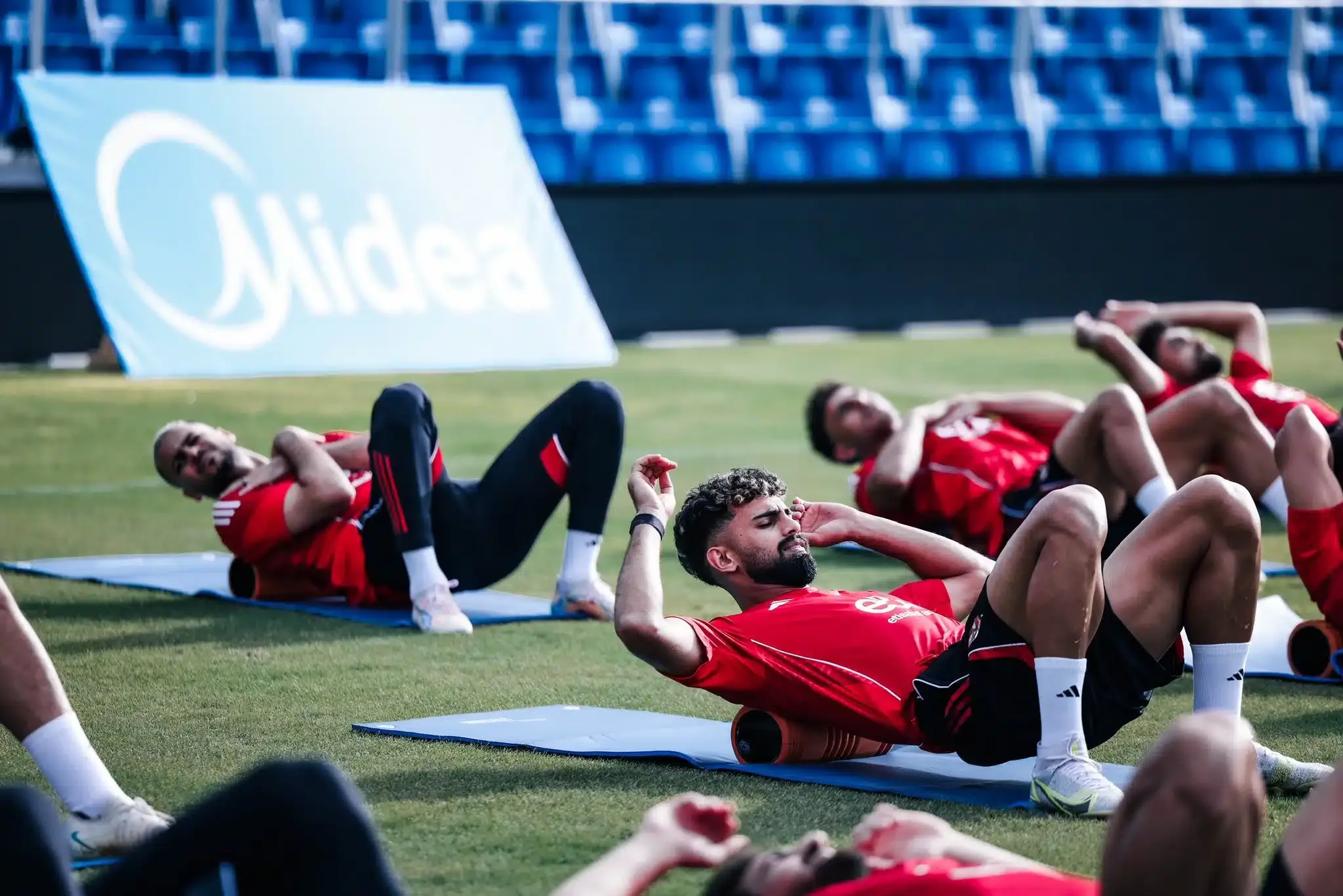 انتقال لاعب الأهلي إلى الزمالك بعد التواصل مع وكيله.. شوبير يكشف التفاصيل انتقال لاعب الأهلي إلى الزمالك بعد التواصل مع وكيله.. شوبير يكشف التفاصيل