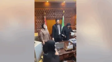 عائلة تحتفل ببراءة ابنها بطرق طريفة تشمل الطبل والمزمار