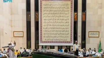 زوار برنامج خادم الحرمين يتفقدون مجمع طباعة المصحف في المدينة المنورة