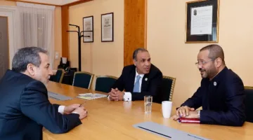 وزير الخارجية والهجرة يعقد اجتماعًا ثلاثيًا مع نظرائه من عمان وإيران