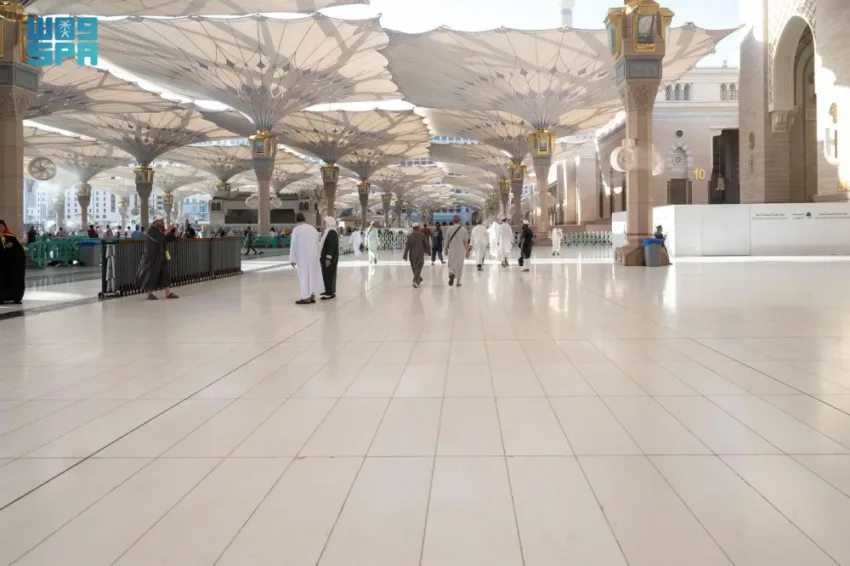 الرخام الأبيض يساعد في خلق أجواء مريحة للمصلين في ساحة المسجد النبوي