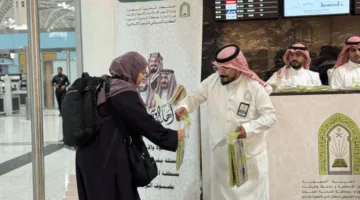 الوزارة الإسلامية تُقدم هدية من خادم الحرمين الشريفين تشمل مصاحف لحجاج المغادرة من مطار المدينة المنورة
