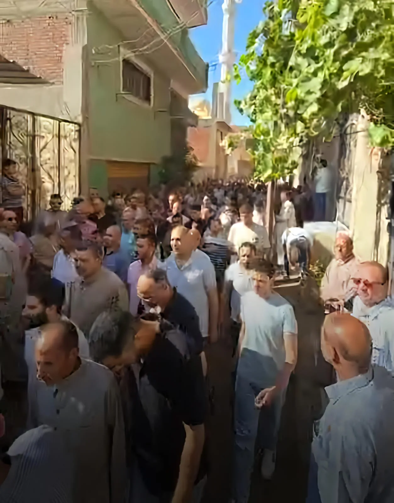وسط أجواء من الحزن.. سكان المنوفية يودعون جثمان النائب عبد الحميد الشيخ وسط أجواء من الحزن.. سكان المنوفية يودعون جثمان النائب عبد الحميد الشيخ