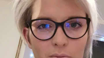 مقتل معلمة على يد طالب ي震动 فرنسا.. هل تلعب وسائل التواصل الاجتماعي دورًا؟