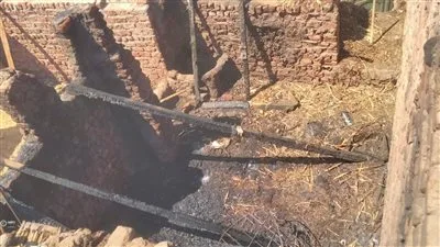 اندلاع حريق مفاجئ ي destruction أسطح 3 منازل في قرية زرابي القارة وإصابة 5 حالات اختناق في قنا اندلاع حريق مفاجئ ي destruction أسطح 3 منازل في قرية زرابي القارة وإصابة 5 حالات اختناق في قنا