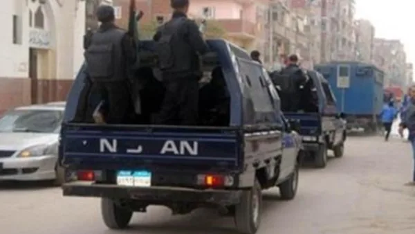 اعتقال 5 مجرمين وضبط 2 آخرين خلال حملات أمنية في أسوان اعتقال 5 مجرمين وضبط 2 آخرين خلال حملات أمنية في أسوان