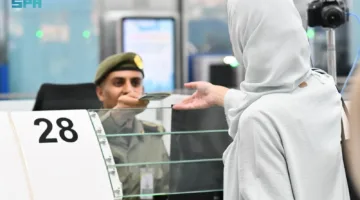 الهيئة العامة للجوازات تكمل إجراءات مغادرة أولى رحلات الحجاج من مطار المدينة