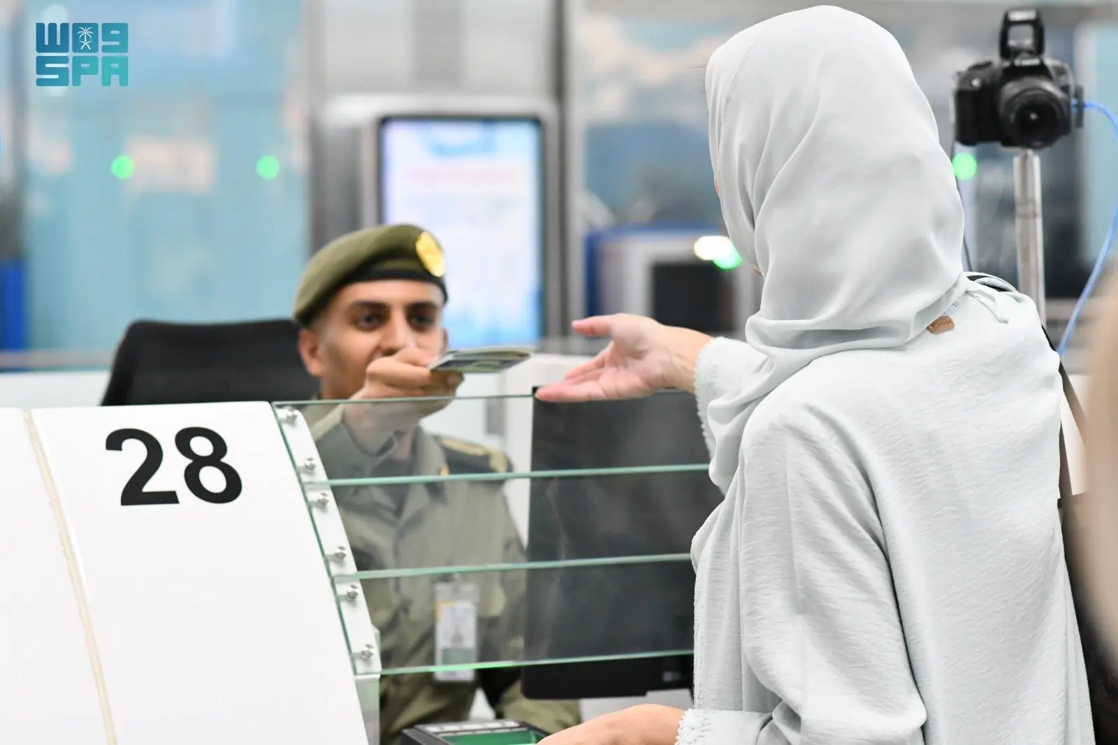 الهيئة العامة للجوازات تكمل إجراءات مغادرة أولى رحلات الحجاج من مطار المدينة