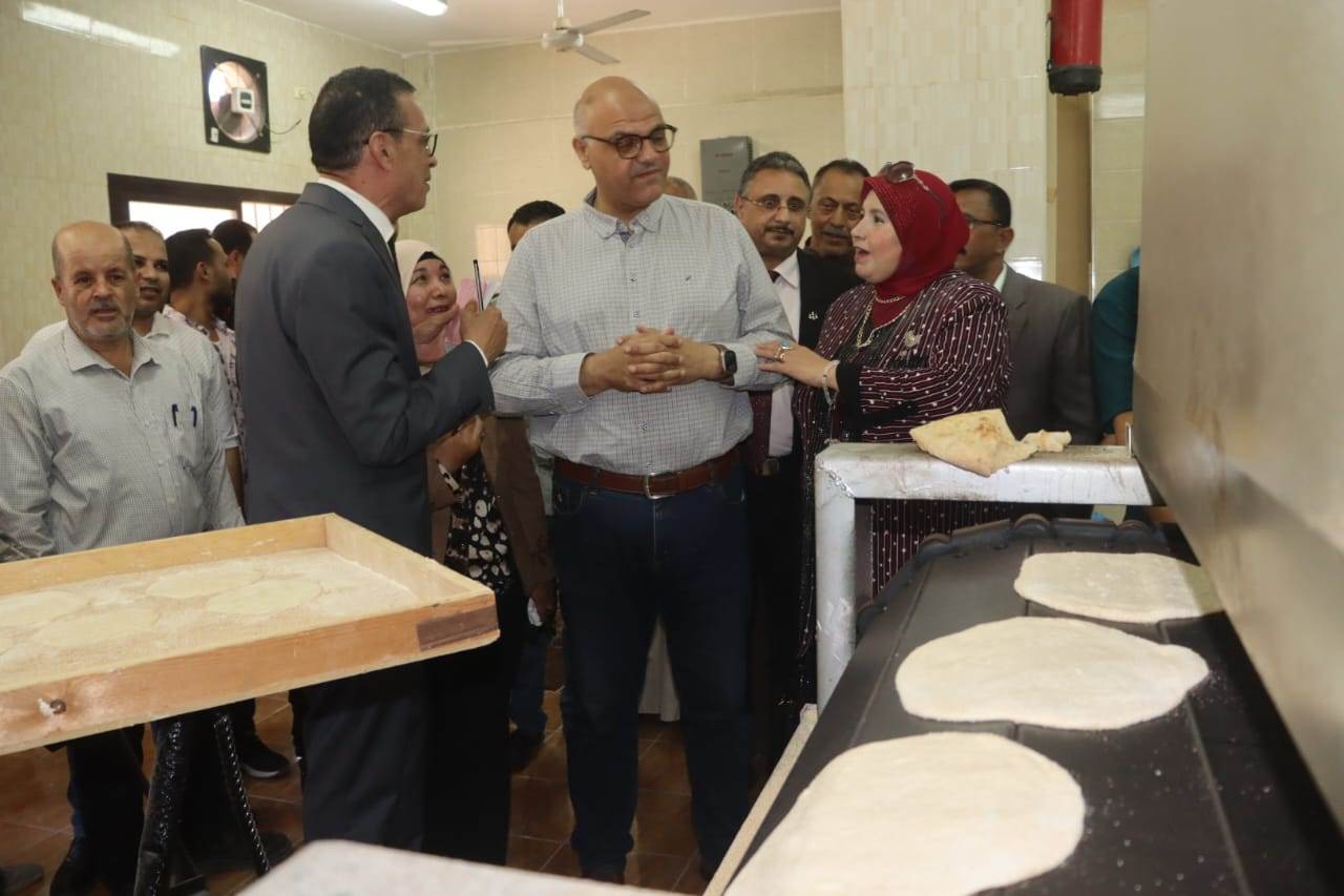 محافظ القليوبية يتفقد الخبز