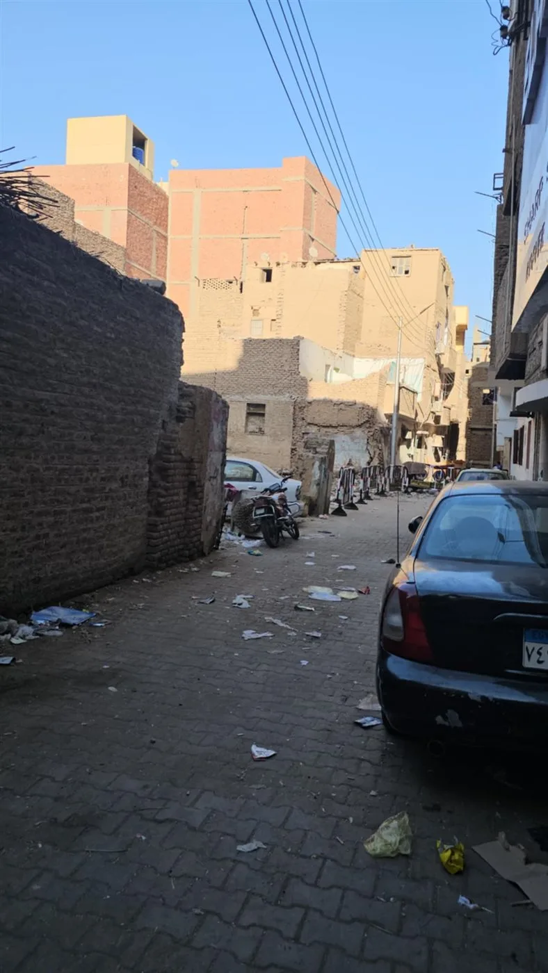 صور أولية لعملية إخلاء المنازل المتضررة جراء حفرة للتنقيب عن الآثار في قنا (خاص)