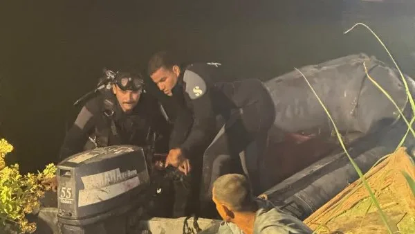 بعد 40 ساعة من البحث.. فرق الإنقاذ النهري تتمكن من استعادة جثة سيدة من ضحايا سقوط تروسيكل في نهر النيل بأسيوط بعد 40 ساعة من البحث.. فرق الإنقاذ النهري تتمكن من استعادة جثة سيدة من ضحايا سقوط تروسيكل في نهر النيل بأسيوط