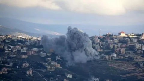 تجاوز جديد لاتفاق ceasefire: شهيد و3 مصابين جراء غارة إسرائيلية على قضاء بنت جبيل في جنوب لبنان تجاوز جديد لاتفاق ceasefire: شهيد و3 مصابين جراء غارة إسرائيلية على قضاء بنت جبيل في جنوب لبنان