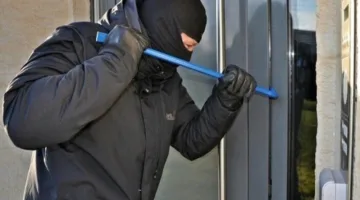 إلقاء القبض على شبكة إجرامية متخصصة في سرقة المنازل في المنيرة الغربية