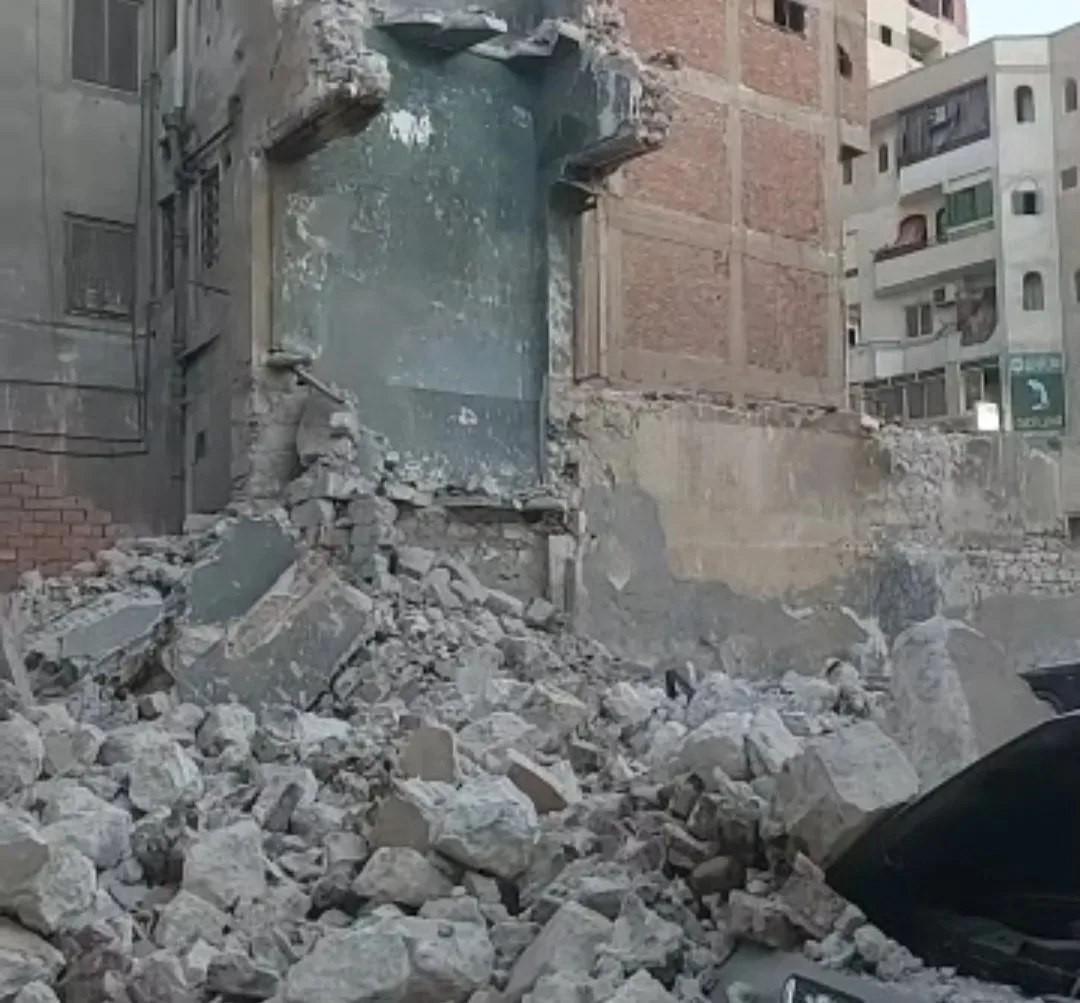 عاجل.. تصادم سيارتين نتيجة انهيار مبنى مكون من 3 طوابق في المنيا (صور) عاجل.. تصادم سيارتين نتيجة انهيار مبنى مكون من 3 طوابق في المنيا (صور)