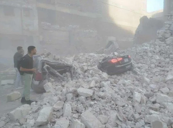 بالصور..collapse of a 3-story building in Minya and two cars crushed beneath it