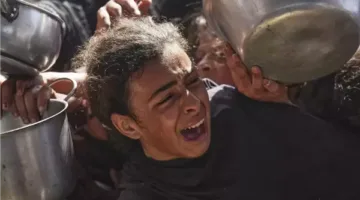كيف يستخدم الاحتلال المساعدات الإنسانية لتفاقم أزمة غزة؟ (فيديو)