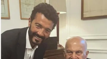 خالد النبوي يحتفل بلحظات خاصة مع الدكتور مجدي يعقوب خلال حفل توقيع كتابه