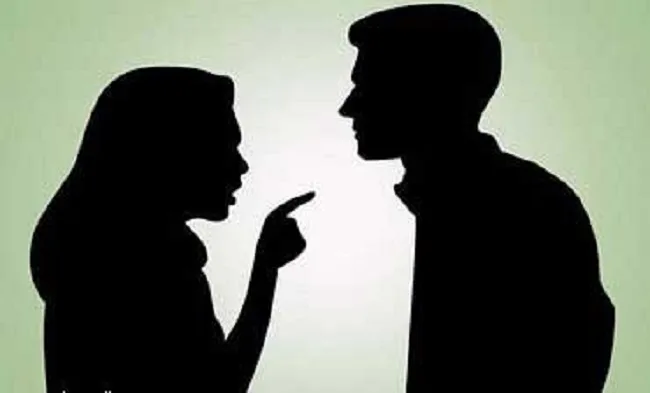هبة تطلب الطلاق: يتعرض لي بالضرب لكي أبقى صامتة عن علاقاته هبة تطلب الطلاق: يتعرض لي بالضرب لكي أبقى صامتة عن علاقاته
