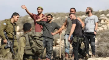 فلسطيني ومتضامن دولي يتعرضان للاعتداء من قبل مستوطنين في الضفة الغربية