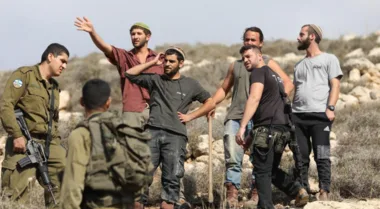 فلسطيني ومتضامن دولي يتعرضان للاعتداء من قبل مستوطنين في الضفة الغربية فلسطيني ومتضامن دولي يتعرضان للاعتداء من قبل مستوطنين في الضفة الغربية