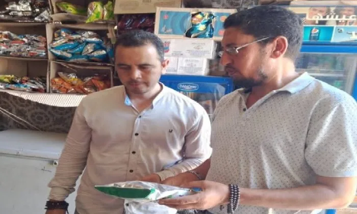 ضبط 400 عبوة من العصائر والمواد الغذائية غير المعروفة ومنتهية الصلاحية في البحيرة ضبط 400 عبوة من العصائر والمواد الغذائية غير المعروفة ومنتهية الصلاحية في البحيرة