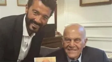 خالد النبوي يثير تفاعلات السوشيال ميديا بصورة مع السير مجدي يعقوب