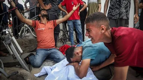 مجازر متواصلة ودماء تسفك في كل مكان: 80 شهيدًا غالبيتهم من الجائعين جراء إطلاق نار وغارات إسرائيلية في قطاع غزة. مجازر متواصلة ودماء تسفك في كل مكان: 80 شهيدًا غالبيتهم من الجائعين جراء إطلاق نار وغارات إسرائيلية في قطاع غزة.
