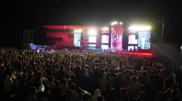 الجامعات الأوروبية في مصر تحتفي بأول دفعة من خريجيها بحفل فني مميز مع أداء رائع من روبي.