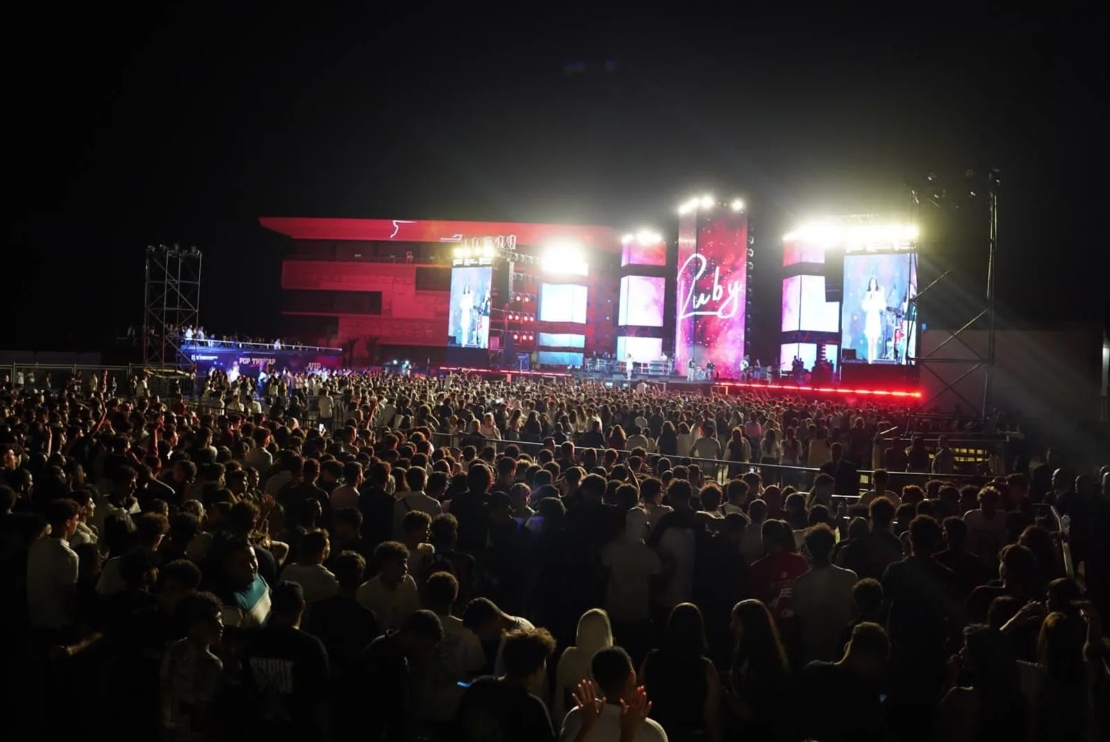 الجامعات الأوروبية في مصر تحتفي بأول دفعة من خريجيها بحفل فني مميز مع أداء رائع من روبي. الجامعات الأوروبية في مصر تحتفي بأول دفعة من خريجيها بحفل فني مميز مع أداء رائع من روبي.