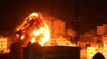 فلسطين: قوات الاحتلال تقصف المناطق الشمالية لمخيم النصيرات في وسط قطاع غزة.