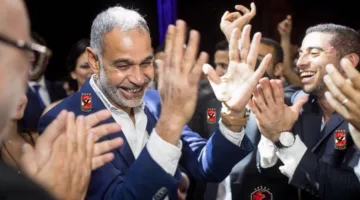 عازف التشيلو.. محمود البزاوي يستهزئ بصورة له