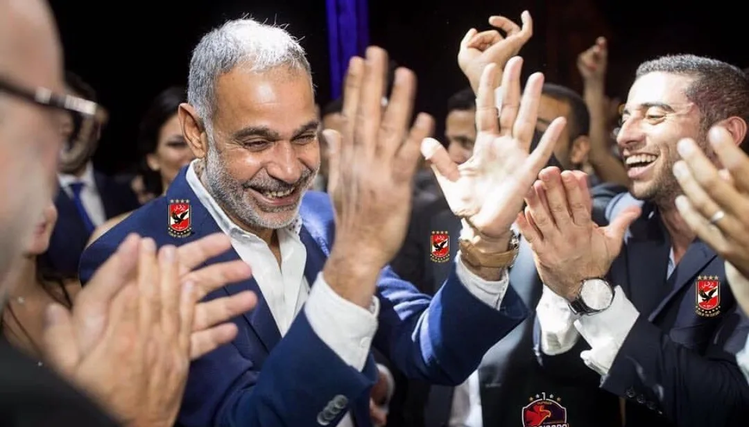 عازف التشيلو.. محمود البزاوي يستهزئ بصورة له