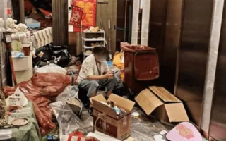 جيرانها تخلوا عن بيوتهم بسبب الروائح… مليونيرة تعشق جمع وتخزين “النفايات”