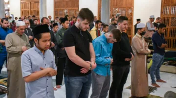 هل يُسمح لمن عاد من الحج بترك صلاة الجماعة لبضعة أيام للاستراحة؟