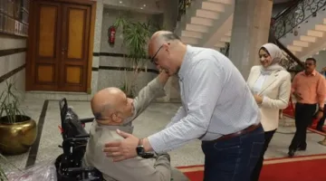 محافظ القليوبية يقدم كرسيًا كهربائيًا لأحد ذوي الاحتياجات الخاصة